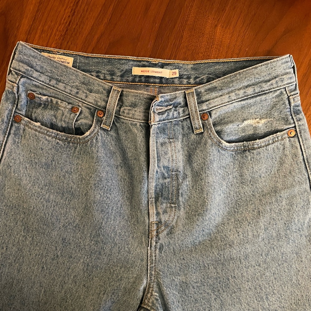 Levi's Premium Wedgie Straight Fit Jeans - Picture 3 of 8